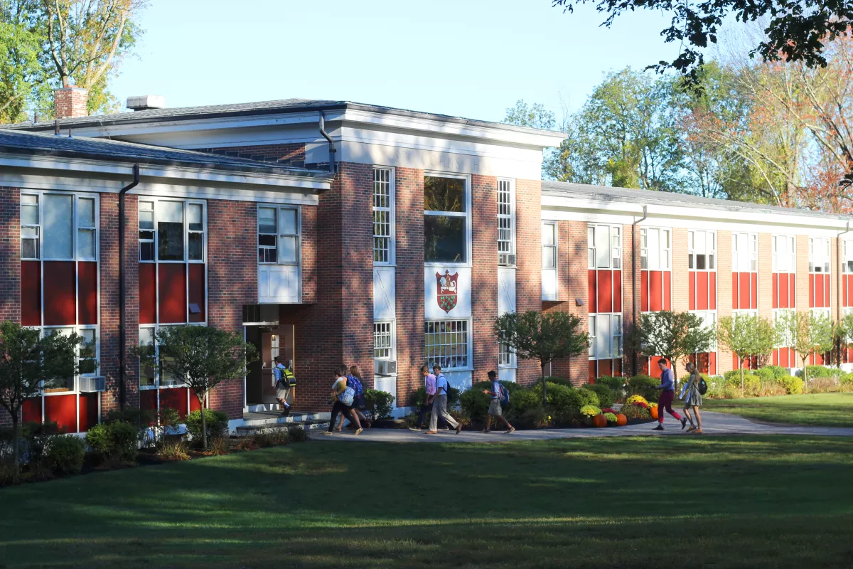 Residência masculina da Marianapolis, prédio de tijolos com alunos caminhando