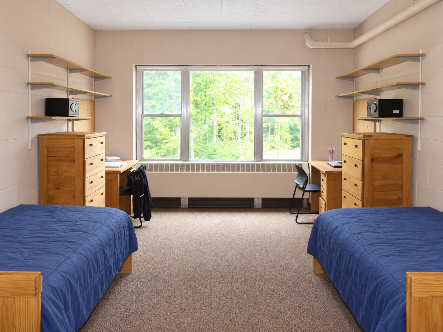 Quarto típico de boarding na Marianapolis, com duas camas, escrivaninhas e cômodas